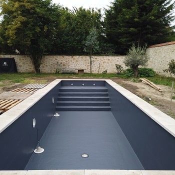 Piscine apres pose avec pvc armé gris anthracite