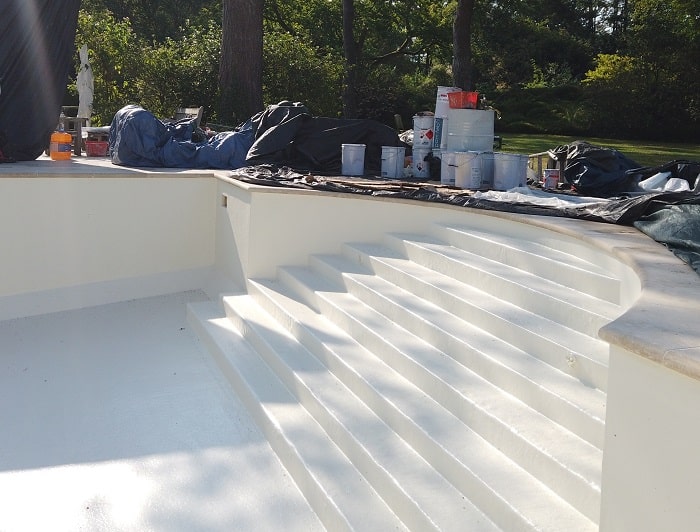 Escalier de piscine avec revêtement en résine polyester armée. Gelcoat de finition Ivoire clair