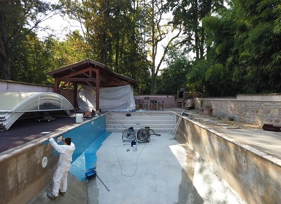 Piscine avant réalisation du revêtement en résine armée