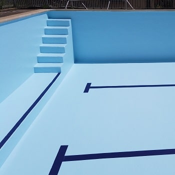 revêtement piscine en résine polyester armée avec gelcoat de finition bleu clair